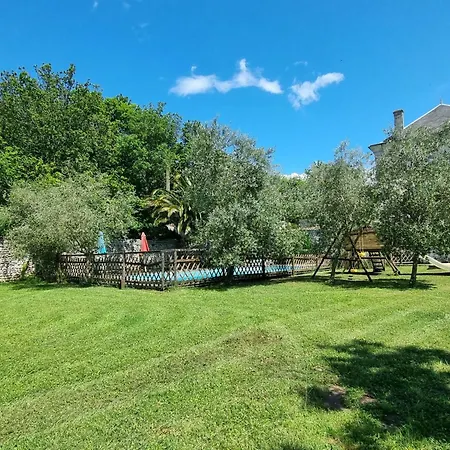 Casa vacanze 8-zimmer-schloss Mit Pool Und Eigenem Park By Interhome