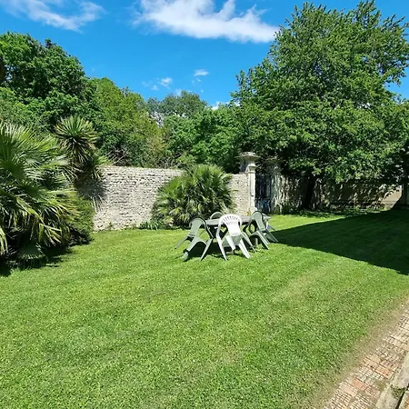 8-zimmer-schloss Mit Pool Und Eigenem Park By Interhome
