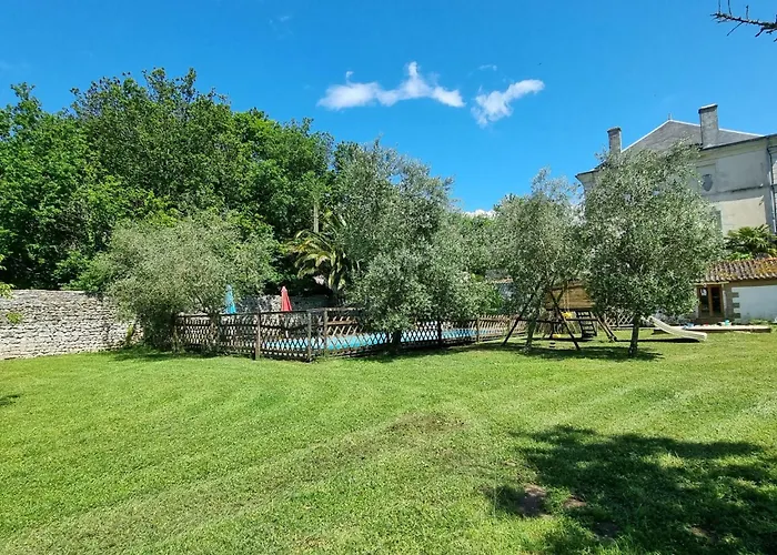 Сasa de vacaciones 8-zimmer-schloss Mit Pool Und Eigenem Park By Interhome