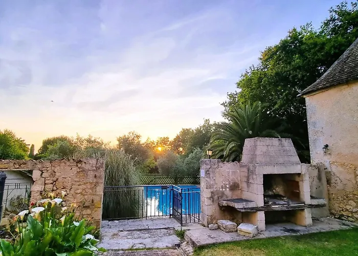 8-zimmer-schloss Mit Pool Und Eigenem Park By Interhome *