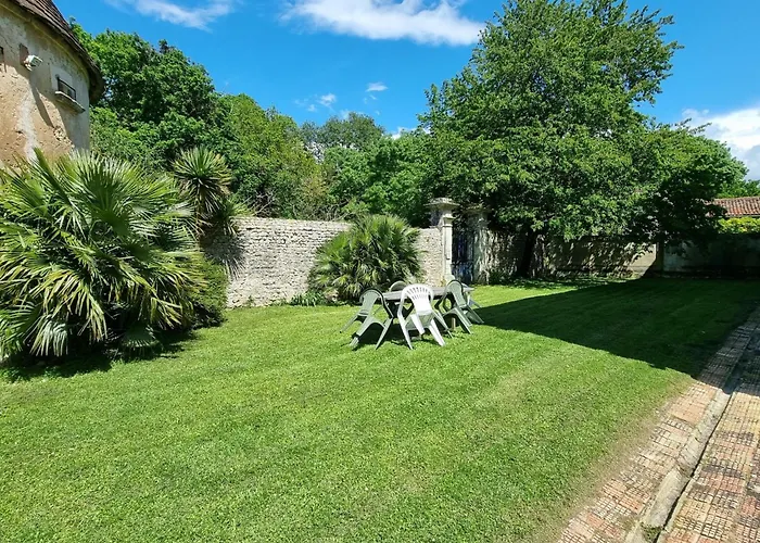 8-zimmer-schloss Mit Pool Und Eigenem Park By Interhome