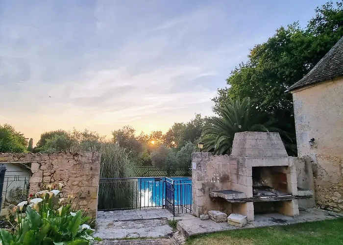 8-zimmer-schloss Mit Pool Und Eigenem Park By Interhome